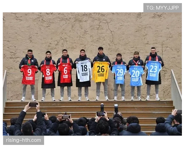 中超赛场燃激情:展现中国足球新魅力,点燃球迷热情 中超赛场燃激情:展现中国足球新魅力,点燃球迷热情